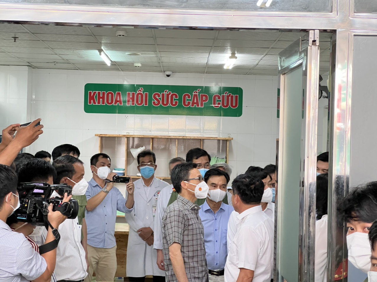 Ph&oacute; Thủ tướng Vũ Đức Đam tới hiện trường, thăm gia đ&igrave;nh nạn nh&acirc;n vụ ch&aacute;y ở B&igrave;nh Dương - Ảnh 6.