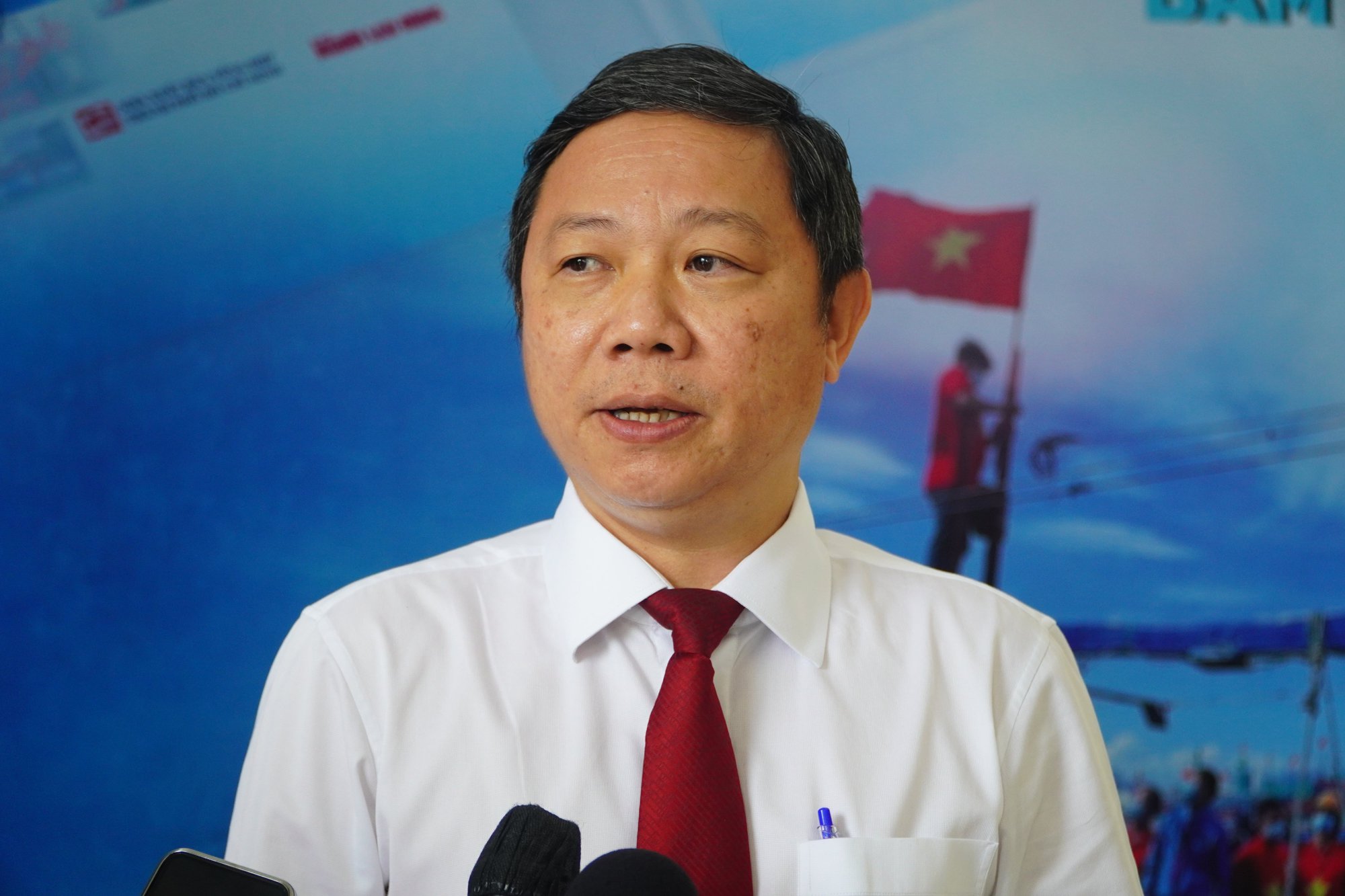 Mong hàng triệu lá cờ đến với mọi miền