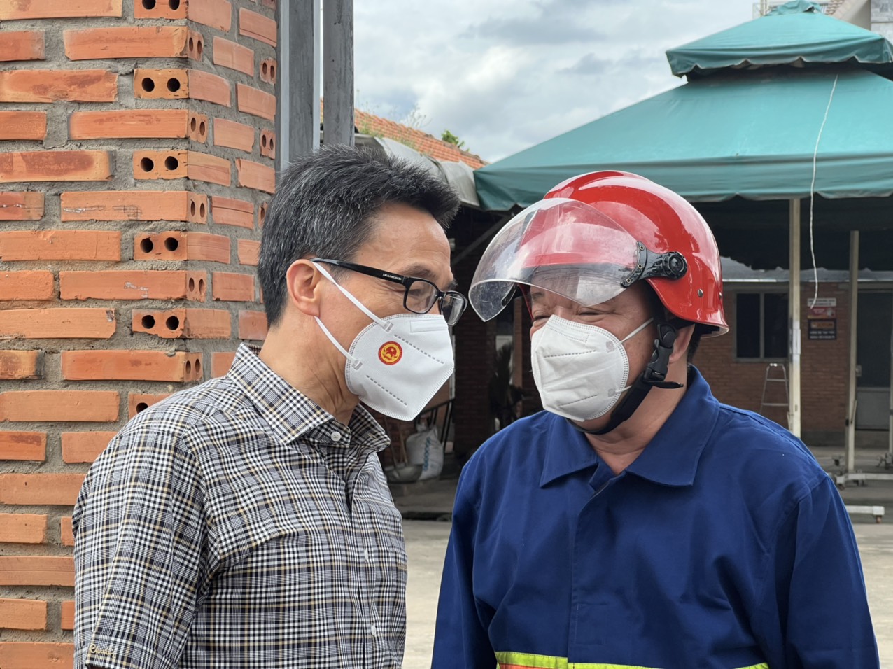 Ph&oacute; Thủ tướng Vũ Đức Đam tới hiện trường, thăm gia đ&igrave;nh nạn nh&acirc;n vụ ch&aacute;y ở B&igrave;nh Dương - Ảnh 5.