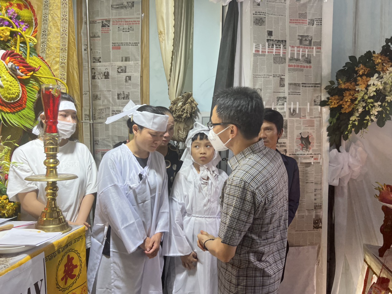 Ph&oacute; Thủ tướng Vũ Đức Đam tới hiện trường, thăm gia đ&igrave;nh nạn nh&acirc;n vụ ch&aacute;y ở B&igrave;nh Dương - Ảnh 9.