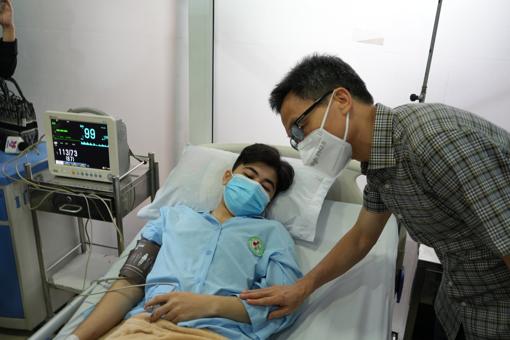 Ph&oacute; Thủ tướng Vũ Đức Đam tới hiện trường, thăm gia đ&igrave;nh nạn nh&acirc;n vụ ch&aacute;y ở B&igrave;nh Dương - Ảnh 7.