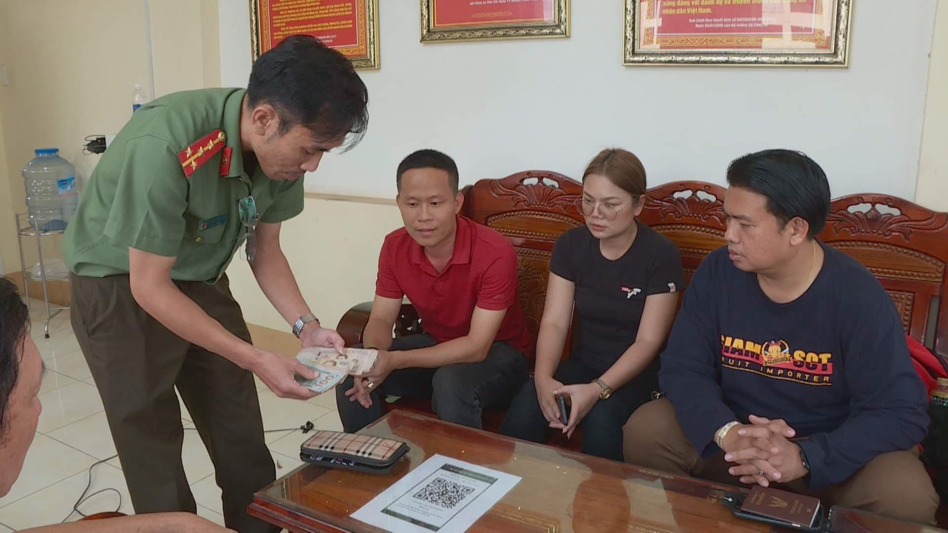 Du khách nước ngoài cảm kích nhận lại giấy tờ và hơn 50 triệu đồng đánh rơi - Ảnh 2.