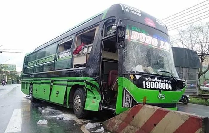 Đồng Nai: Phụ xe chết, 3 hành khách bị thương trong tai nạn ôtô liên hoàn