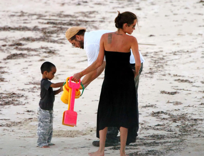 Angelina Jolie bị khui tự tung ảnh ngoại tình với Brad Pitt