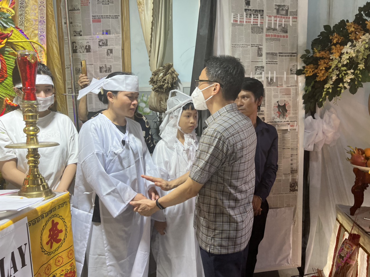 Ph&oacute; Thủ tướng Vũ Đức Đam tới hiện trường, thăm gia đ&igrave;nh nạn nh&acirc;n vụ ch&aacute;y ở B&igrave;nh Dương - Ảnh 10.