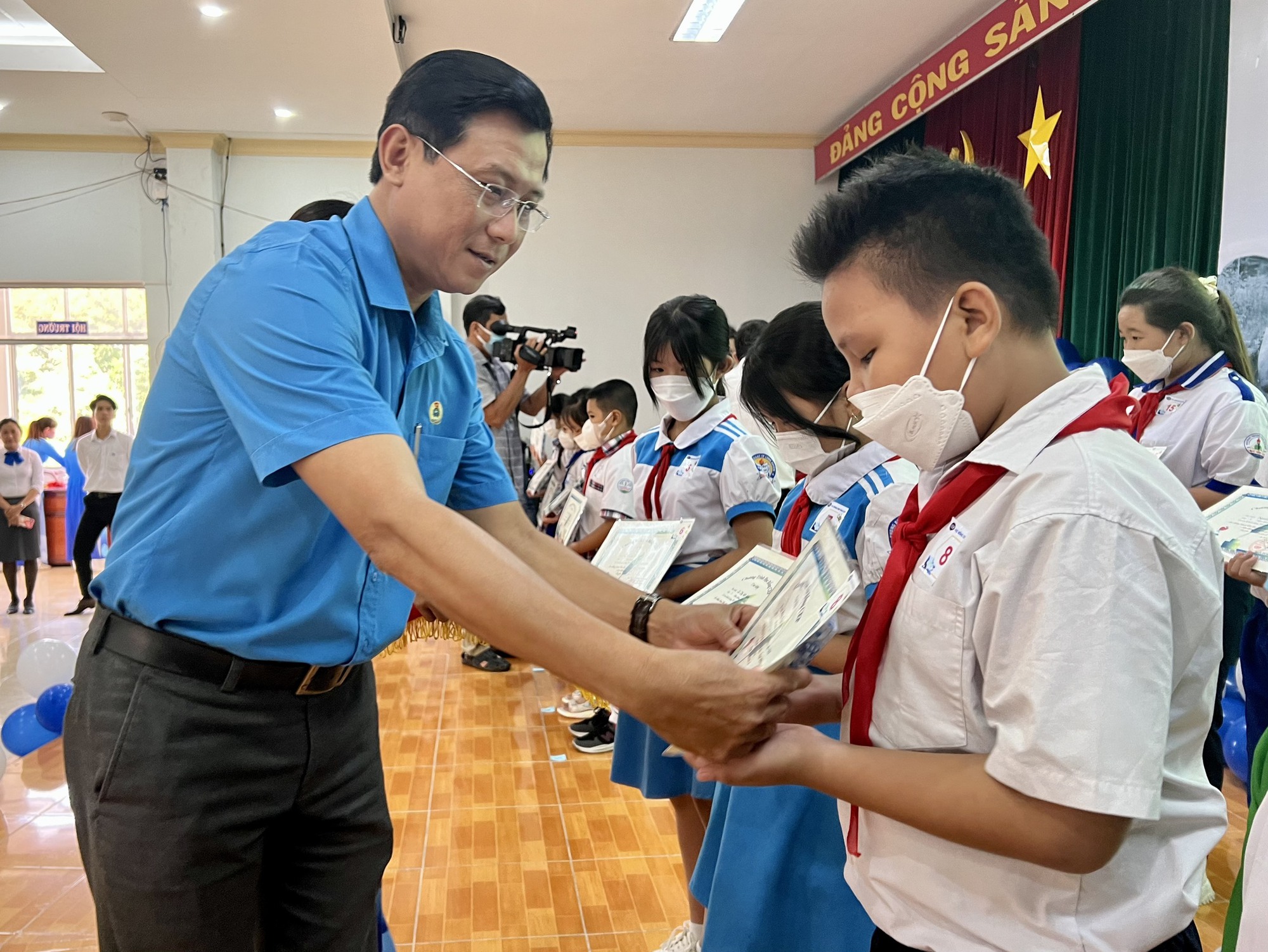 Chuyến xe CEP chia sẻ y&ecirc;u thương đến với người ngh&egrave;o tỉnh An Giang - Ảnh 2.