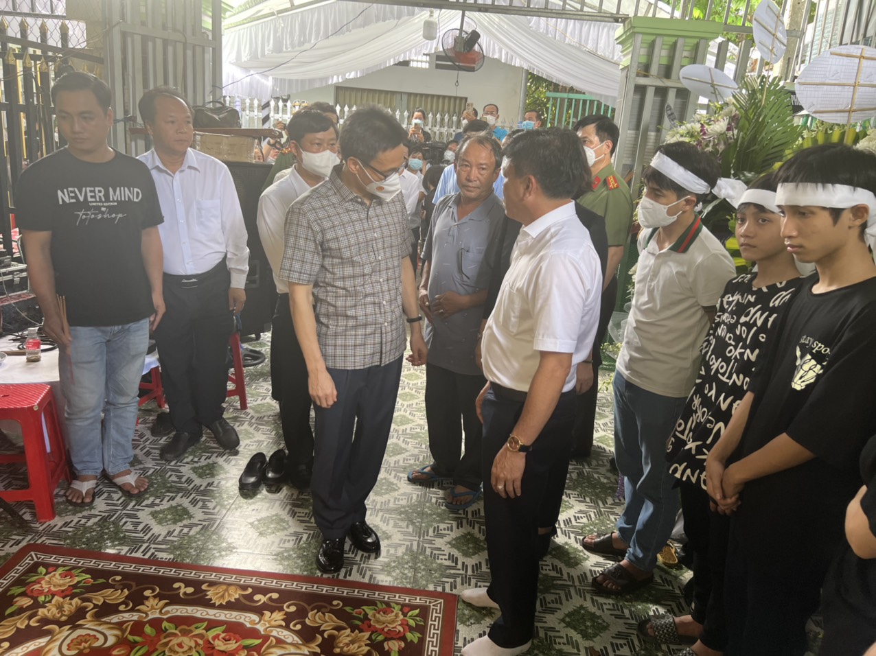 Ph&oacute; Thủ tướng Vũ Đức Đam tới hiện trường, thăm gia đ&igrave;nh nạn nh&acirc;n vụ ch&aacute;y ở B&igrave;nh Dương - Ảnh 12.
