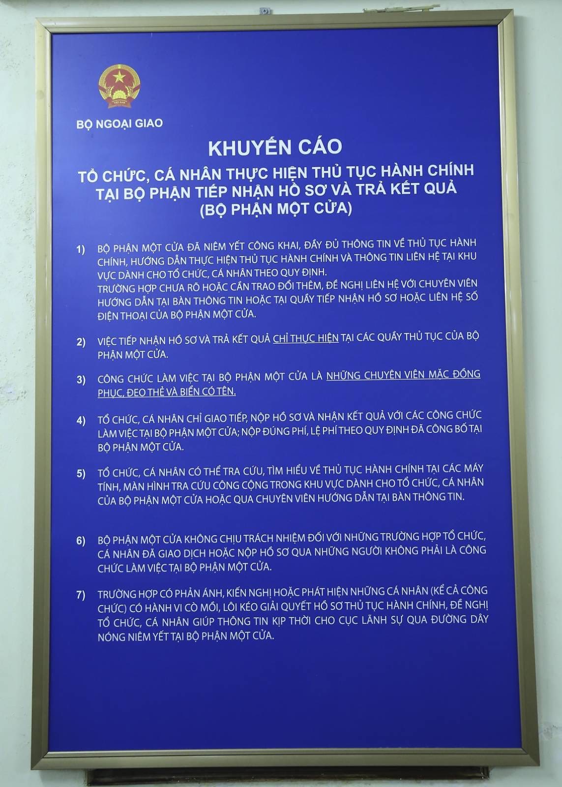 Cục Lãnh sự cảnh báo người dân không mua chỗ xếp hàng khi nộp hồ sơ - Ảnh 6.