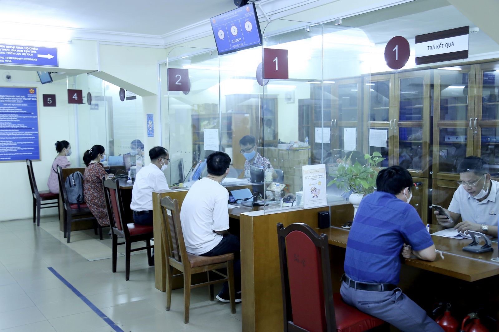 Cục Lãnh sự cảnh báo người dân không mua chỗ xếp hàng khi nộp hồ sơ