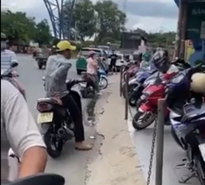 N&oacute;ng: Vừa xảy ra vụ cướp ở Ng&acirc;n h&agrave;ng, Thiếu tướng Nguyễn Sỹ Quang tới hiện trường - Ảnh 1.