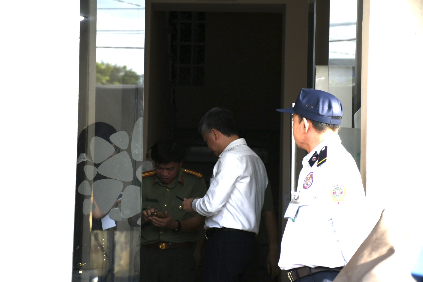 N&oacute;ng: Vừa xảy ra vụ cướp ở Ng&acirc;n h&agrave;ng, Thiếu tướng Nguyễn Sỹ Quang tới hiện trường - Ảnh 5.