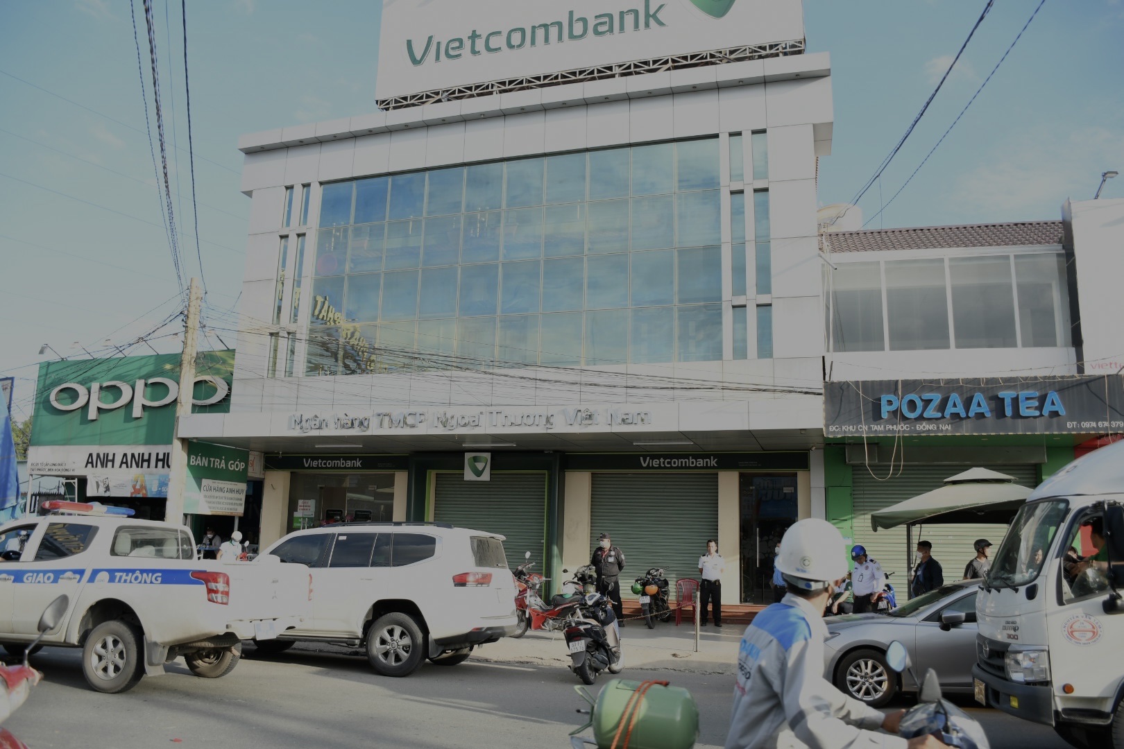 N&oacute;ng: Vừa xảy ra vụ cướp ở Ng&acirc;n h&agrave;ng, Thiếu tướng Nguyễn Sỹ Quang tới hiện trường - Ảnh 7.