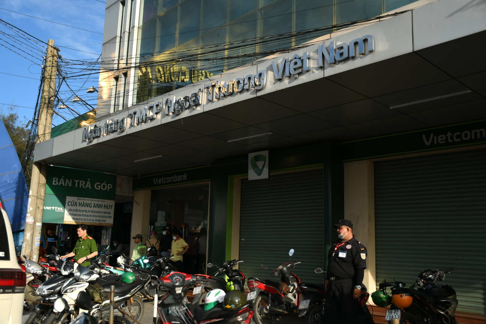 N&oacute;ng: Vừa xảy ra vụ cướp ở Ng&acirc;n h&agrave;ng, Thiếu tướng Nguyễn Sỹ Quang tới hiện trường - Ảnh 8.