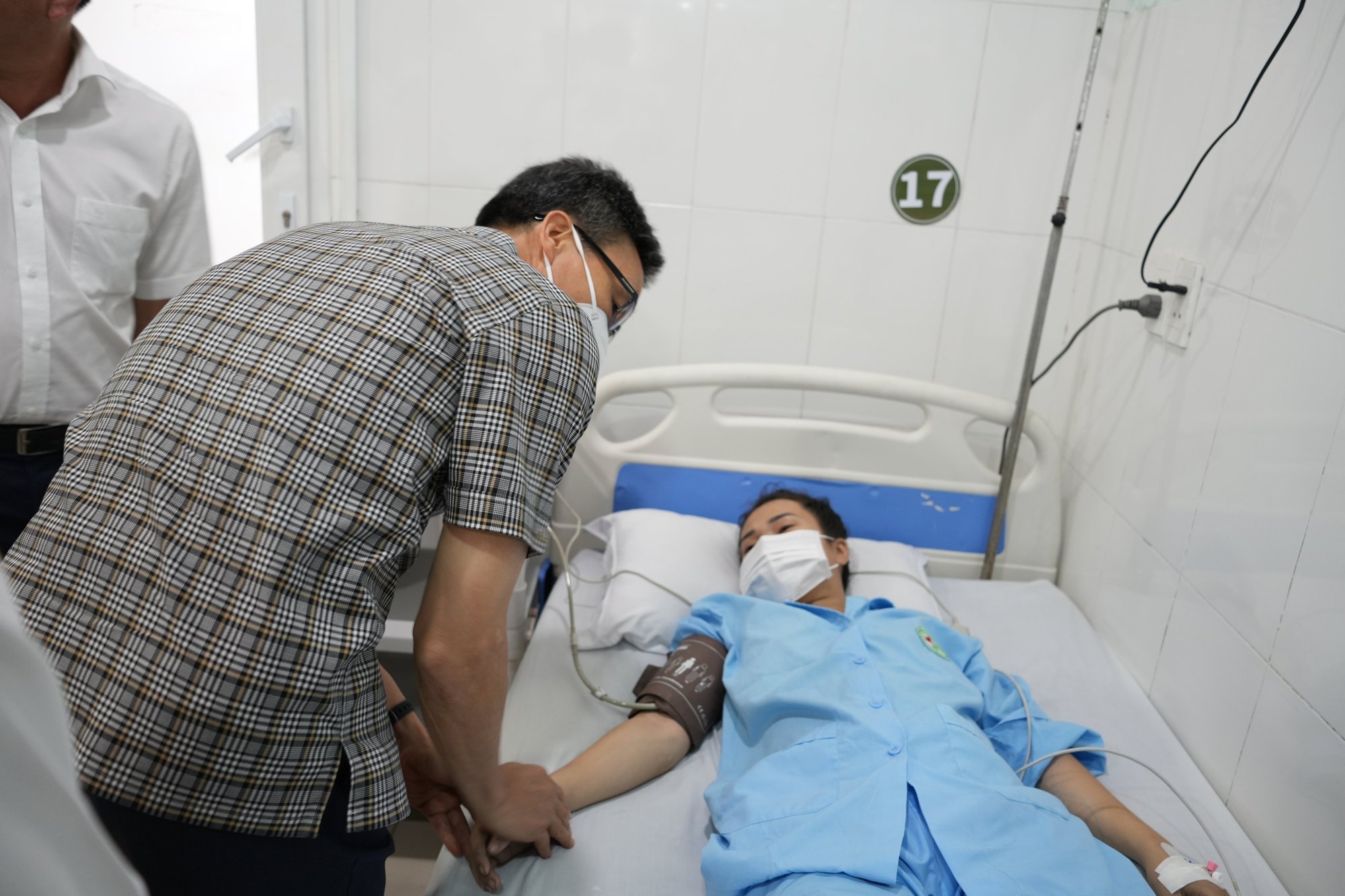 Ph&oacute; Thủ tướng Vũ Đức Đam tới hiện trường, thăm gia đ&igrave;nh nạn nh&acirc;n vụ ch&aacute;y ở B&igrave;nh Dương - Ảnh 8.