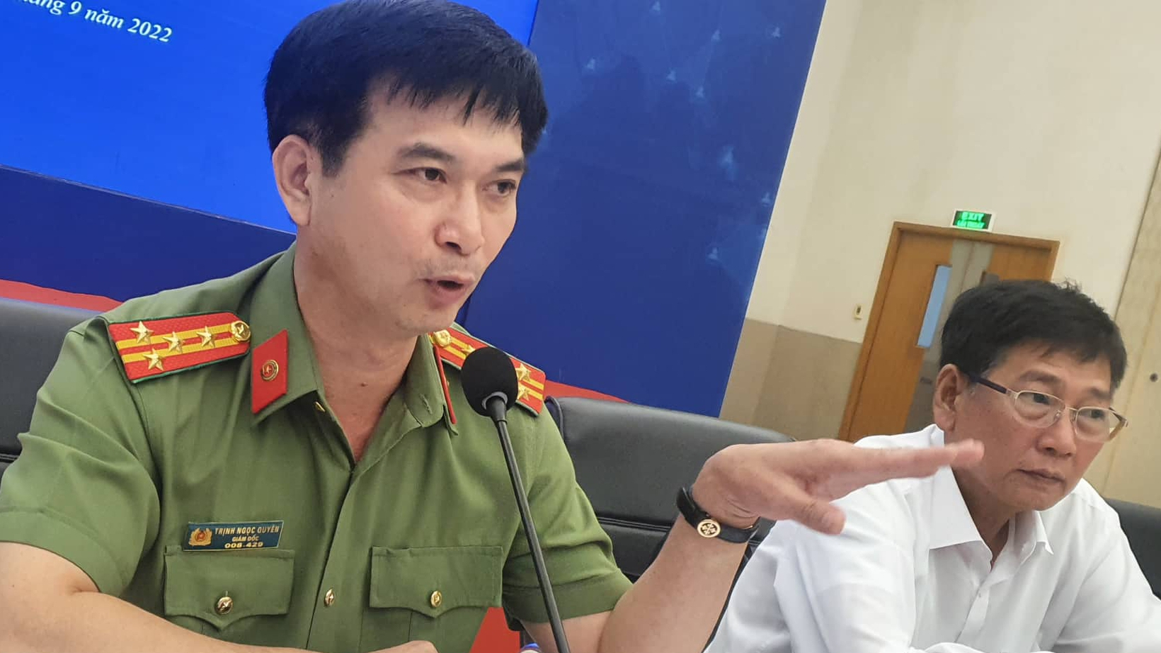 VỤ CHÁY QUÁN KARAOKE 32 NGƯỜI CHẾT: Có khách kéo luôn người báo cháy vào phòng hát tiếp!