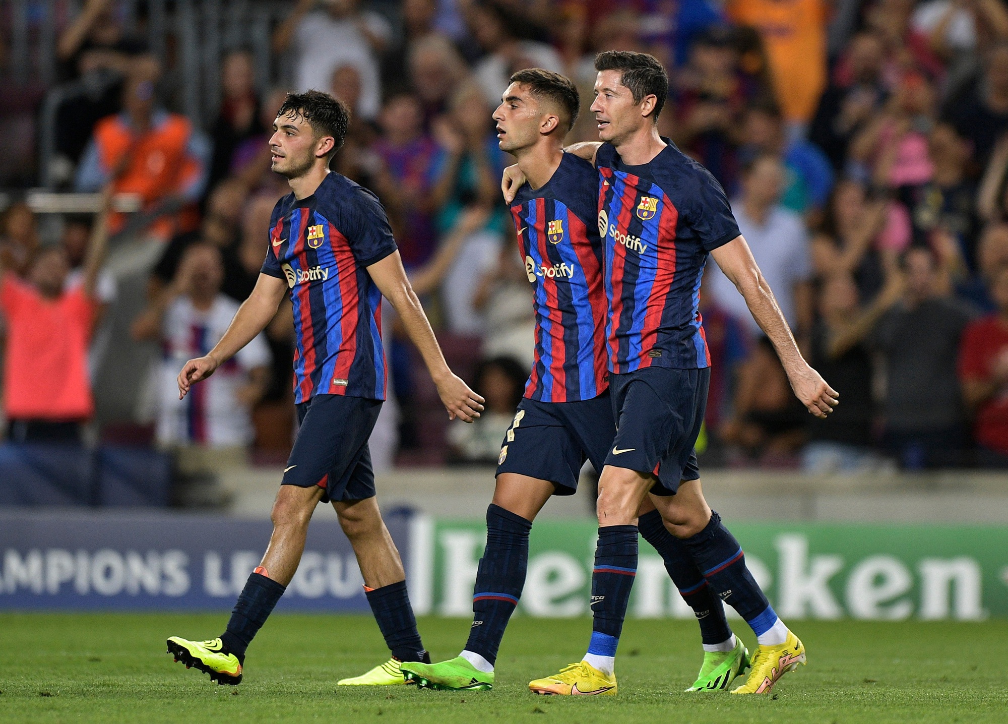 Thắng tưng bừng, Barcelona v&agrave; Bayern Munich bay cao bảng tử thần - Ảnh 5.