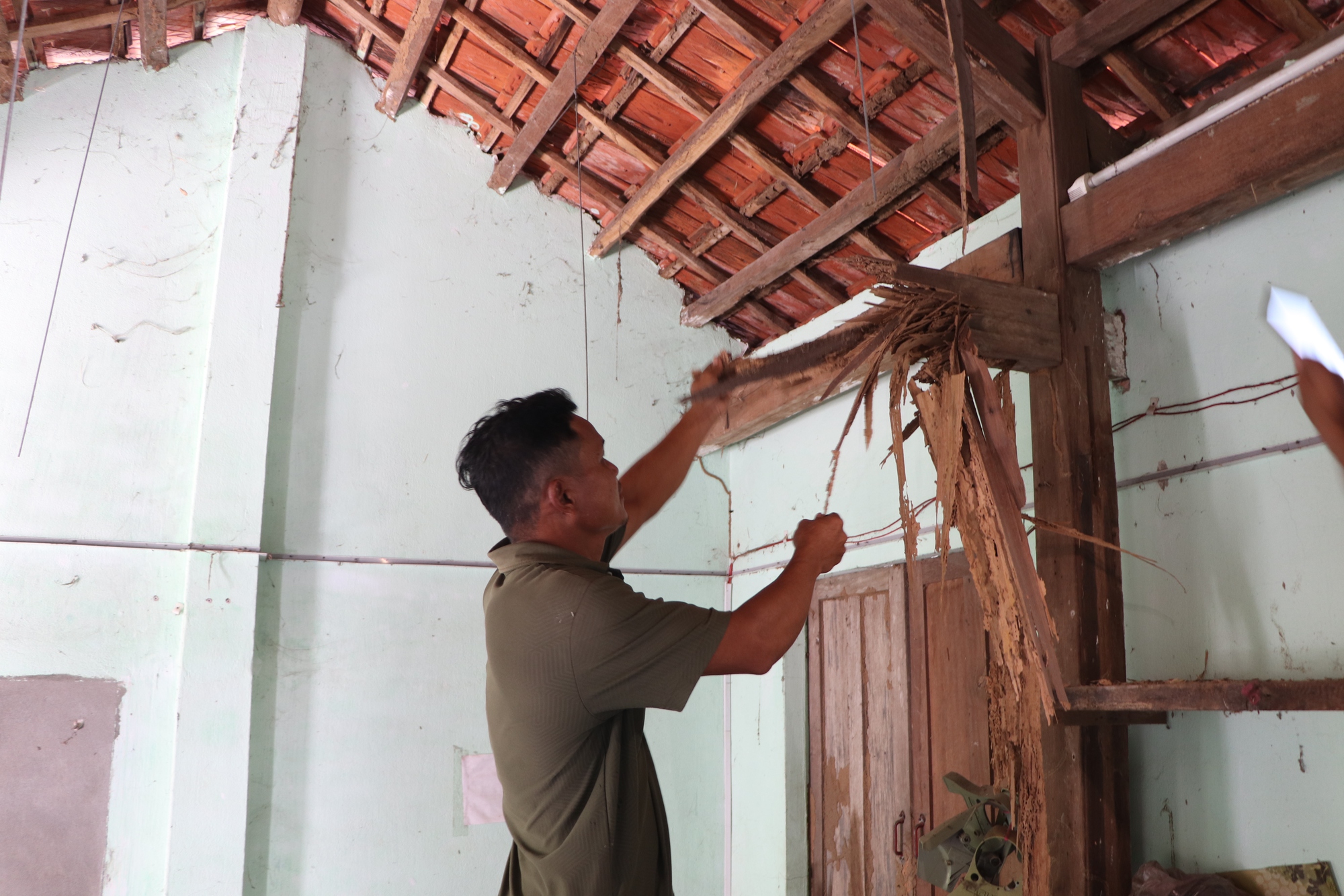 Quảng Nam: Xin dời kh&ocirc;ng được, xin sửa cũng kh&ocirc;ng, nh&agrave; d&acirc;n sập su&yacute;t đ&egrave; chết cả nh&agrave; - Ảnh 6.