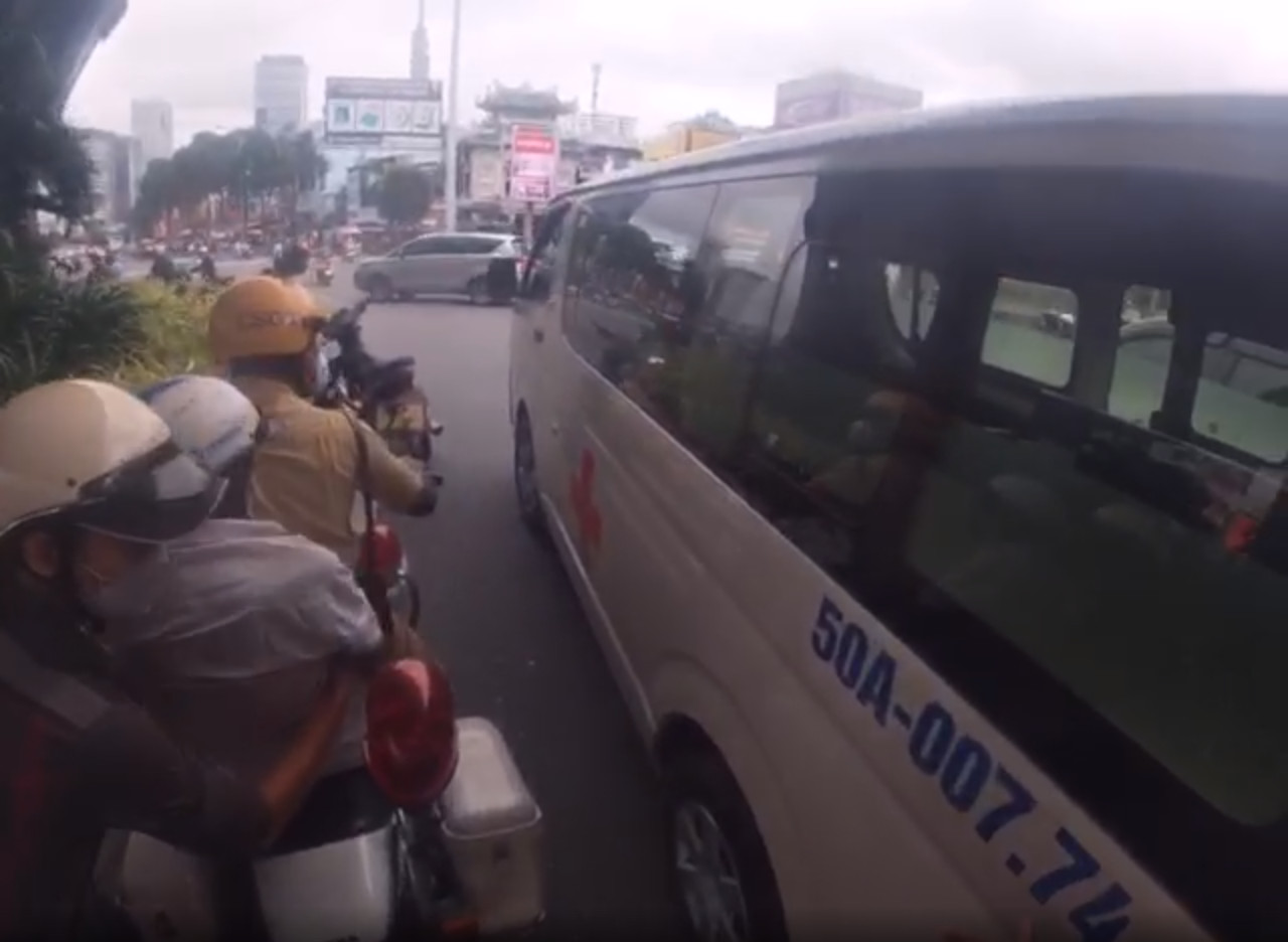 CSGT d&ugrave;ng xe đặc chủng đưa người đ&agrave;n &ocirc;ng bị co giật đi cấp cứu - Ảnh 1.