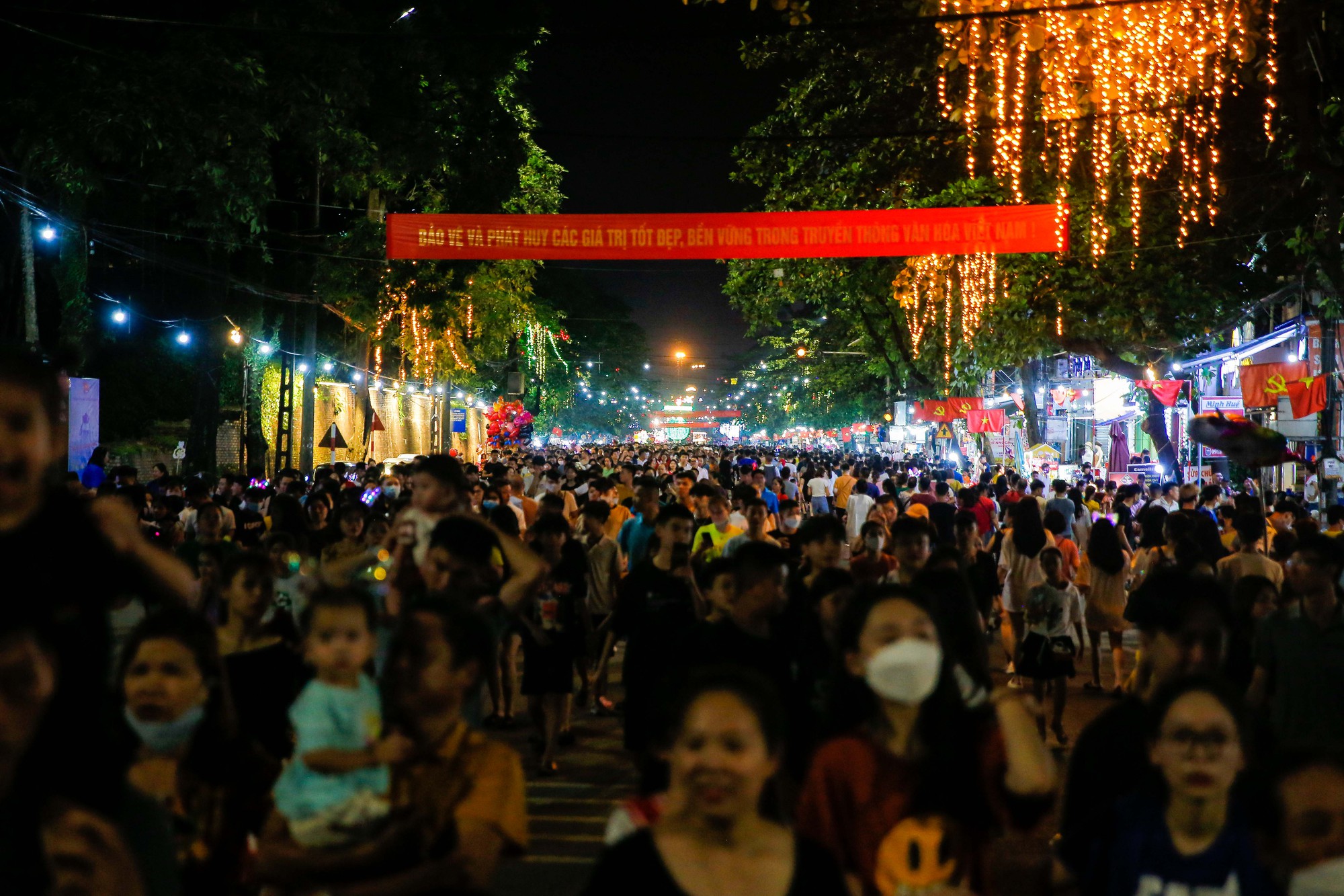 Biển người rước đ&egrave;n trung thu khổng lồ ở Tuy&ecirc;n Quang - Ảnh 2.