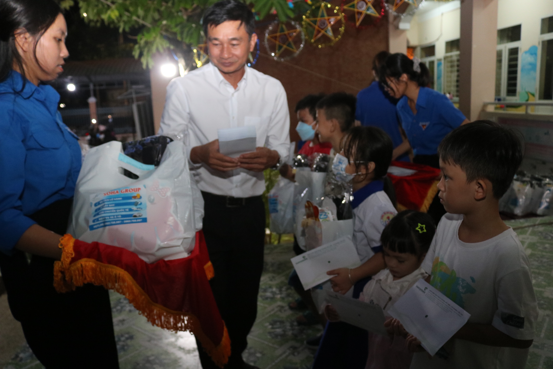 1.300 phần qu&agrave; trung thu cho trẻ em ngh&egrave;o miền T&acirc;y - Ảnh 23.
