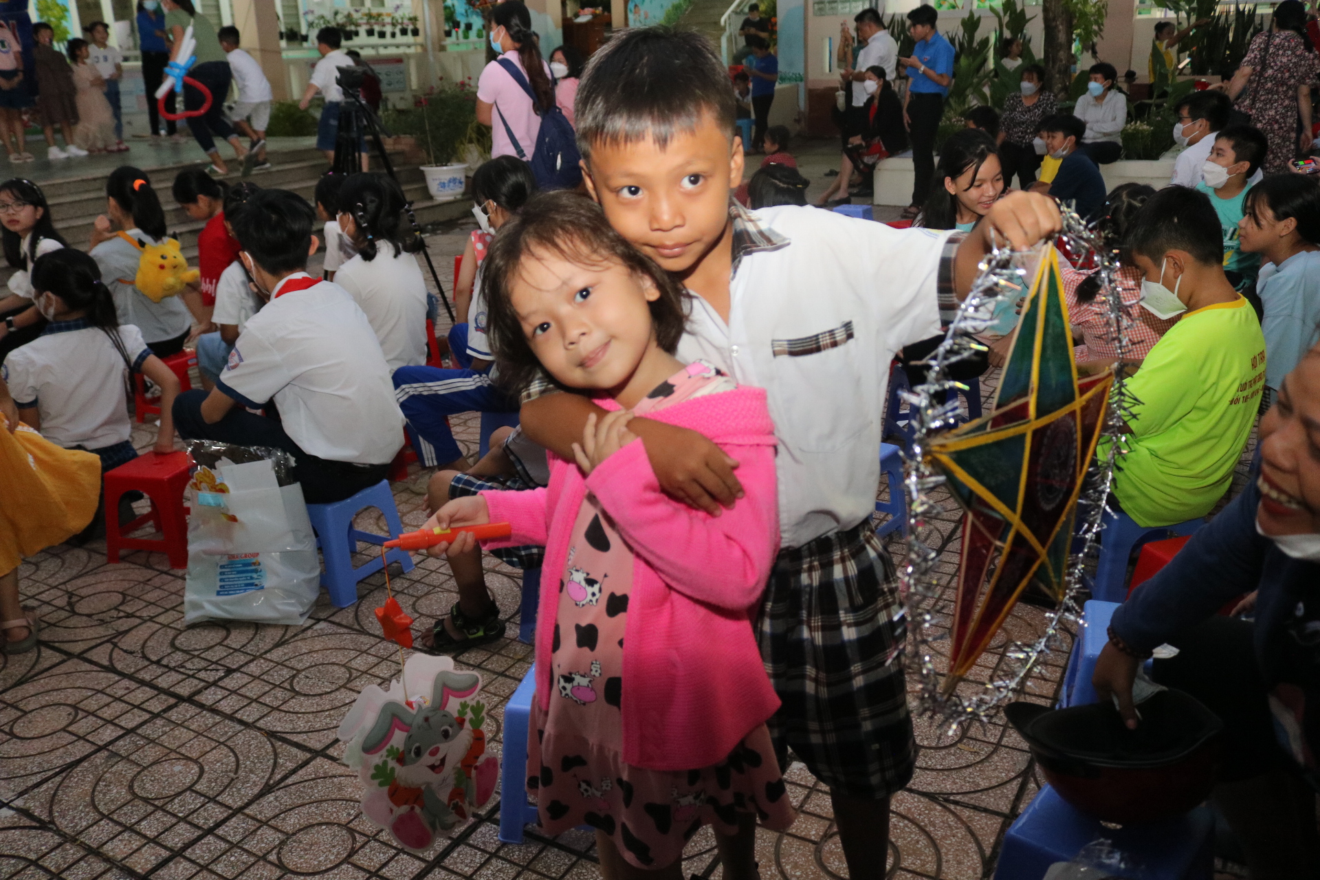 1.300 phần qu&agrave; trung thu cho trẻ em ngh&egrave;o miền T&acirc;y - Ảnh 26.