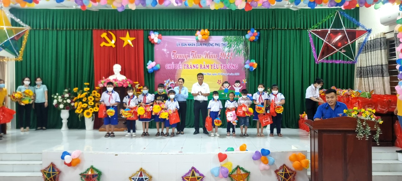 1.300 phần qu&agrave; trung thu cho trẻ em ngh&egrave;o miền T&acirc;y - Ảnh 17.