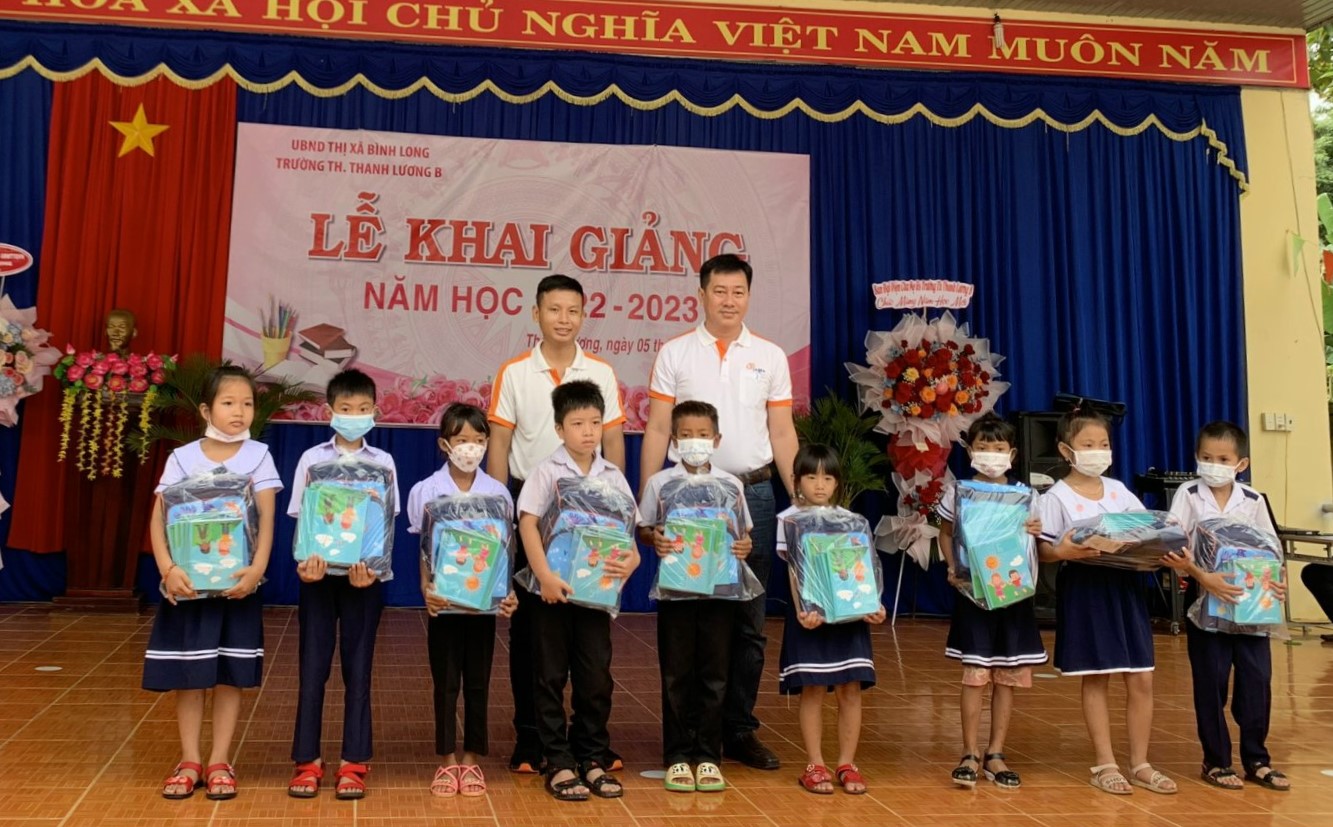 JAPFA Việt Nam trao tặng 400 phần qu&agrave; cho học sinh kh&oacute; khăn - Ảnh 4.