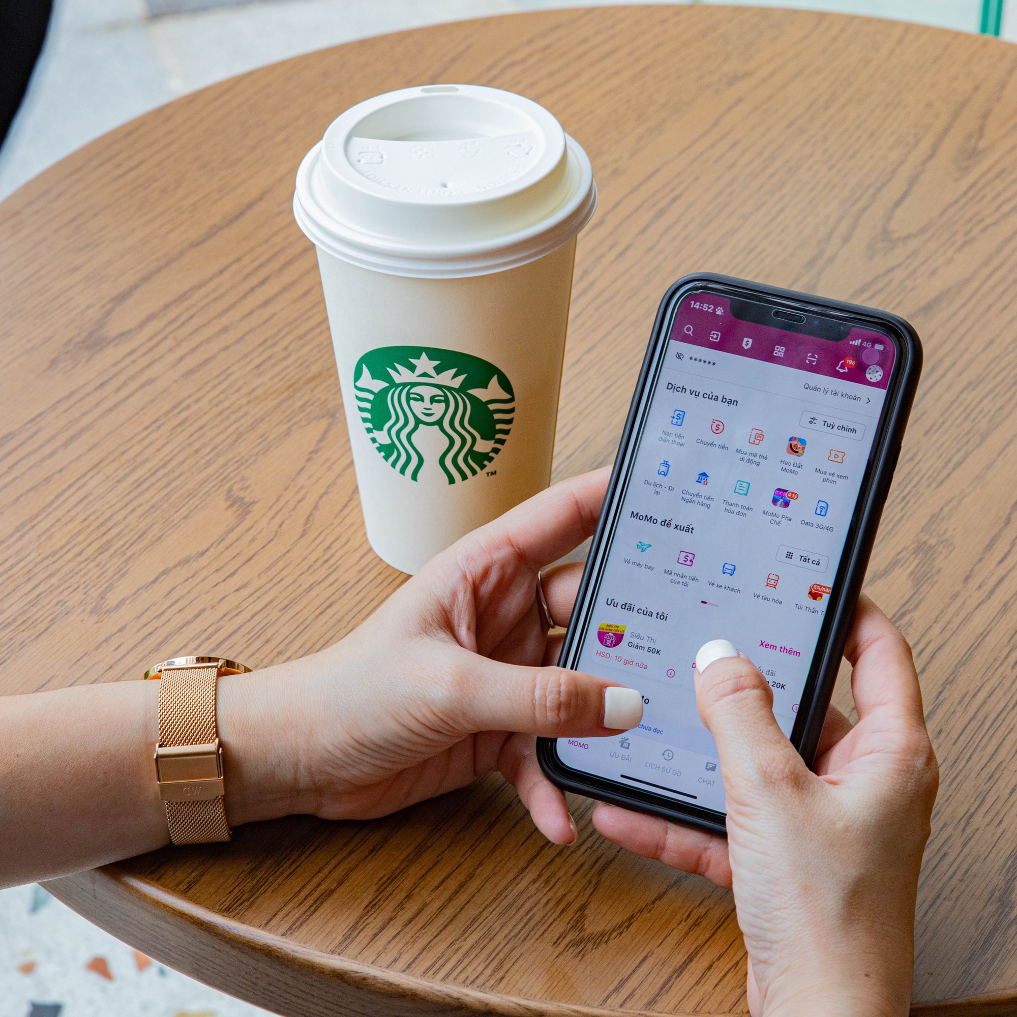 MoMo l&agrave; v&iacute; điện tử đầu ti&ecirc;n t&iacute;ch hợp thanh to&aacute;n tại chuỗi Starbucks Vietnam - Ảnh 1.