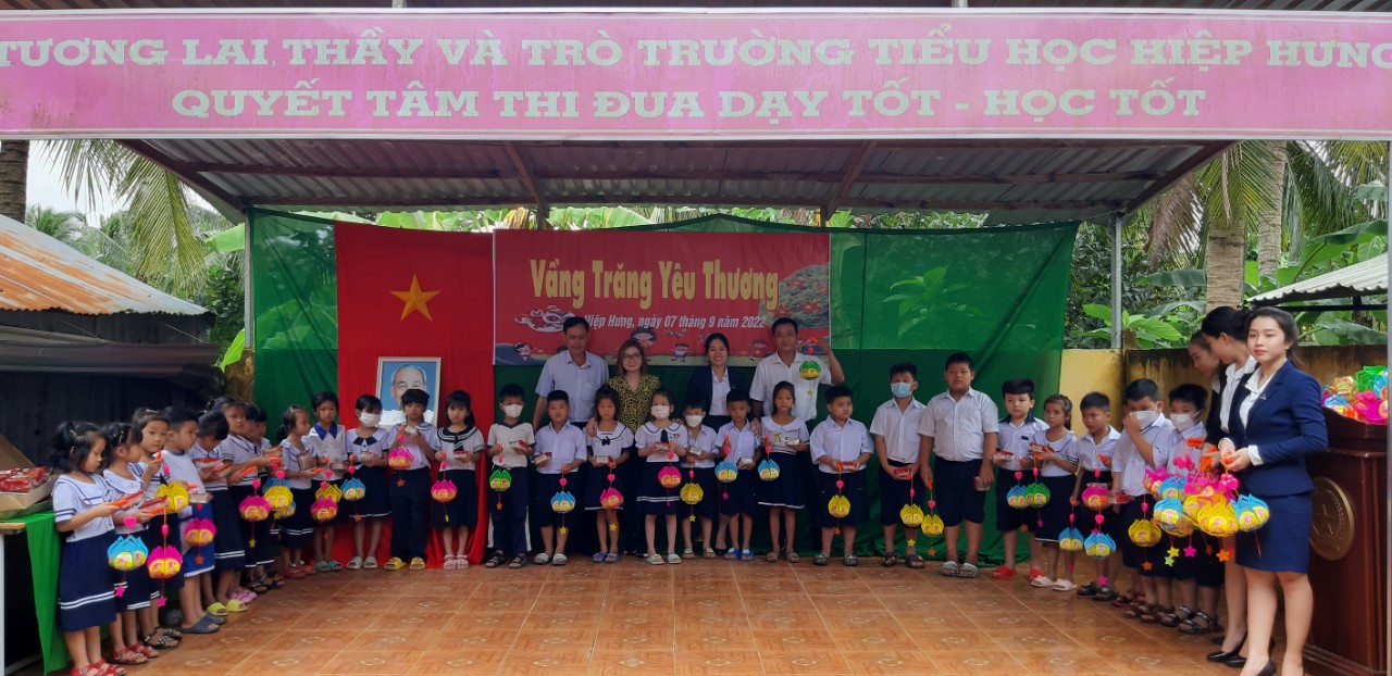 1.300 phần qu&agrave; trung thu cho trẻ em ngh&egrave;o miền T&acirc;y - Ảnh 5.