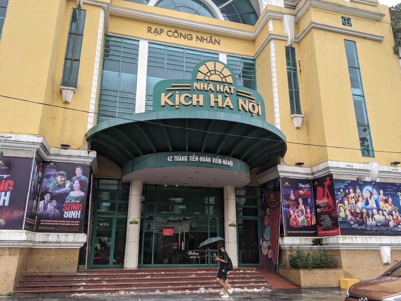 Nhà hát kịch trên phố "kim cương" Tràng Tiền thành "bãi rác" mà không ai dọn