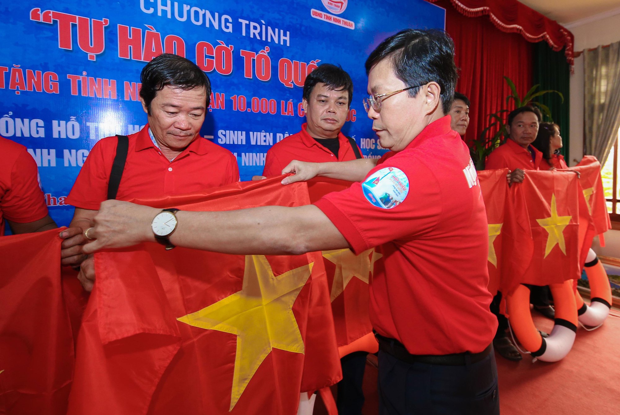 Thấy lá cờ như thấy Tổ quốc