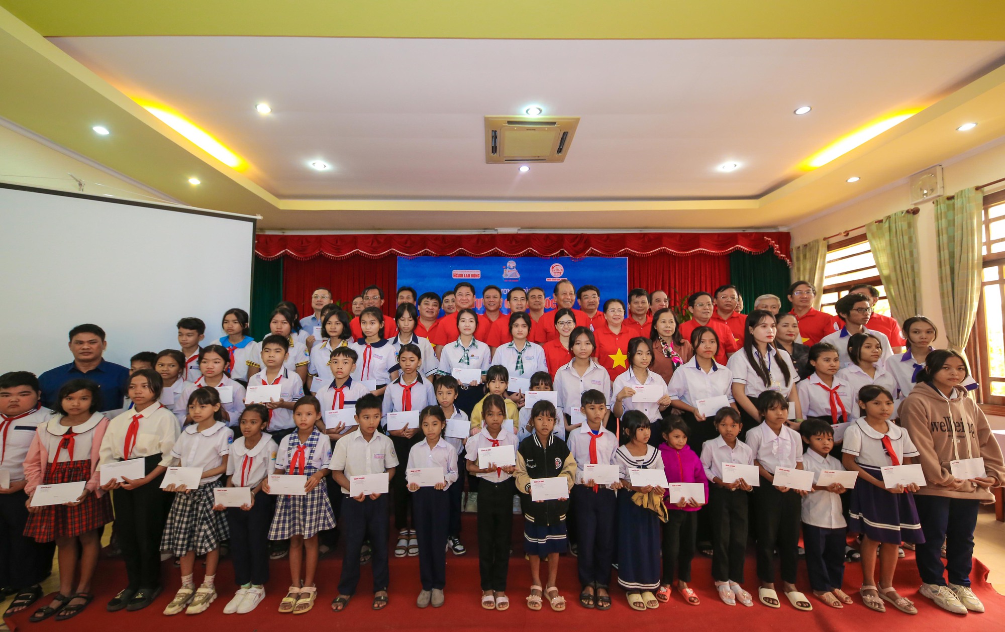 Món quà ý nghĩa trao gửi đến học sinh khó khăn