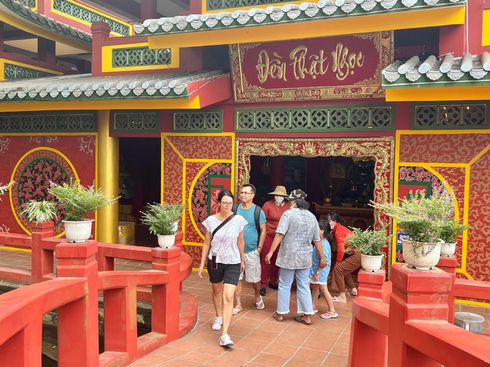 Hàng ngàn du khách đổ về Cáp treo Núi Sam - Ảnh 1.