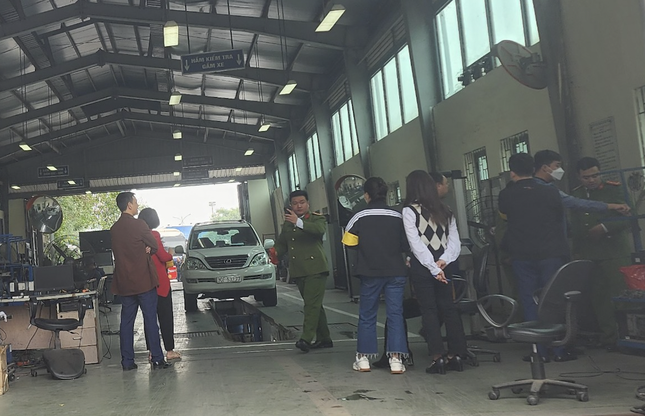 Hàng chục cảnh sát phong toả, khám xét Trung tâm đăng kiểm ở Mỹ Đình - Ảnh 1.