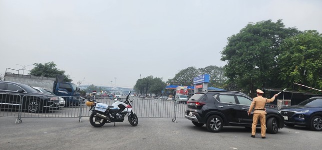 Hàng chục cảnh sát phong toả, khám xét Trung tâm đăng kiểm ở Mỹ Đình - Ảnh 2.