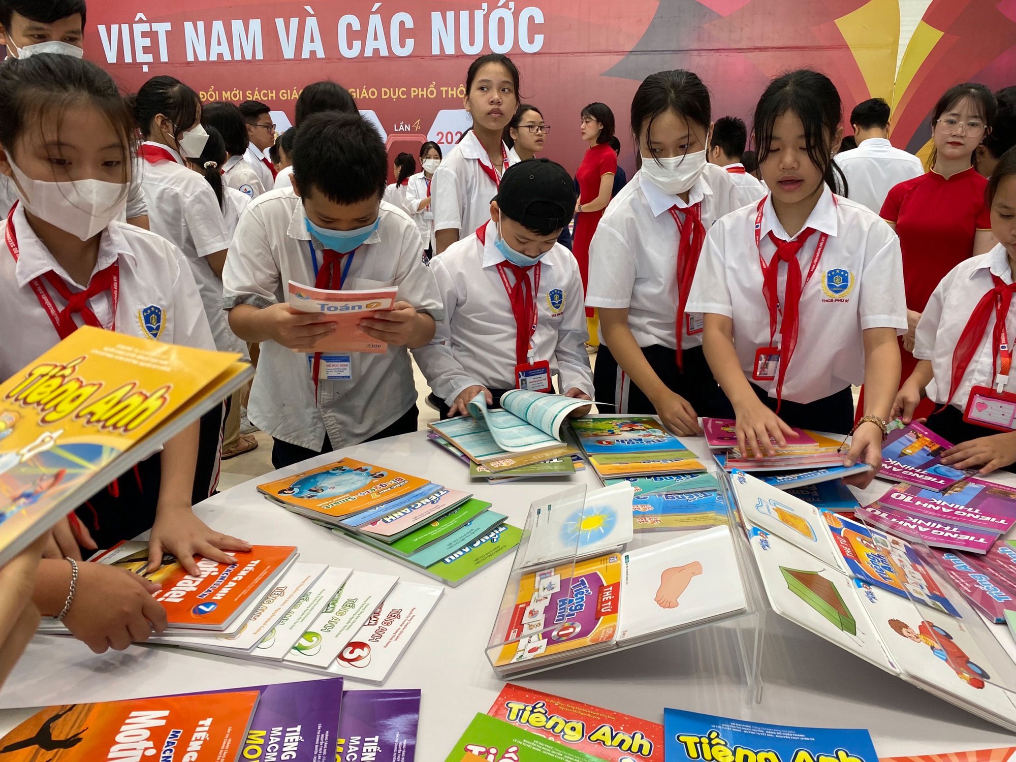 Nhiều vi phạm trong lựa chọn sách giáo khoa