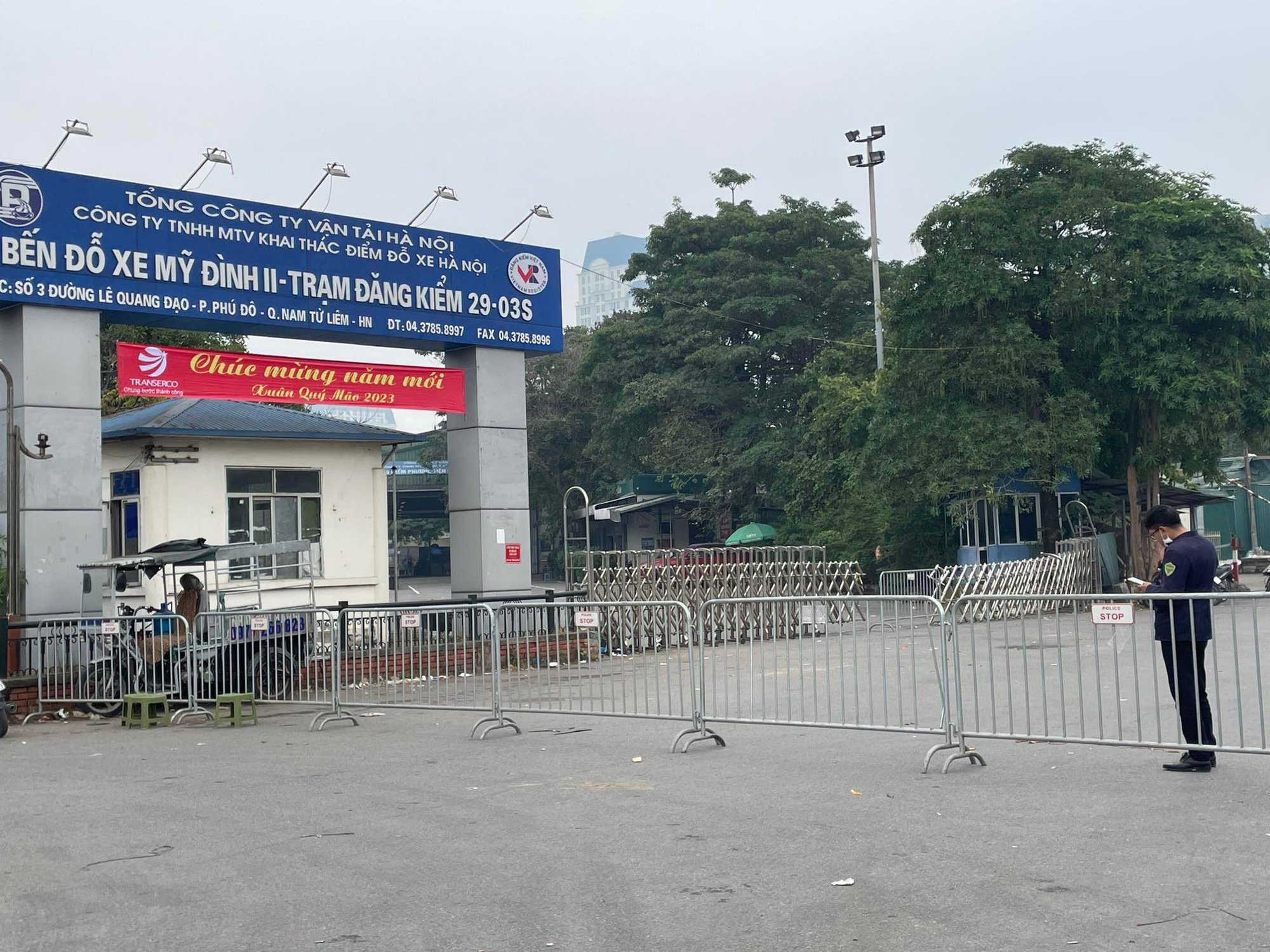 Hàng chục cảnh sát phong toả, khám xét Trung tâm đăng kiểm ở Mỹ Đình - Ảnh 4.