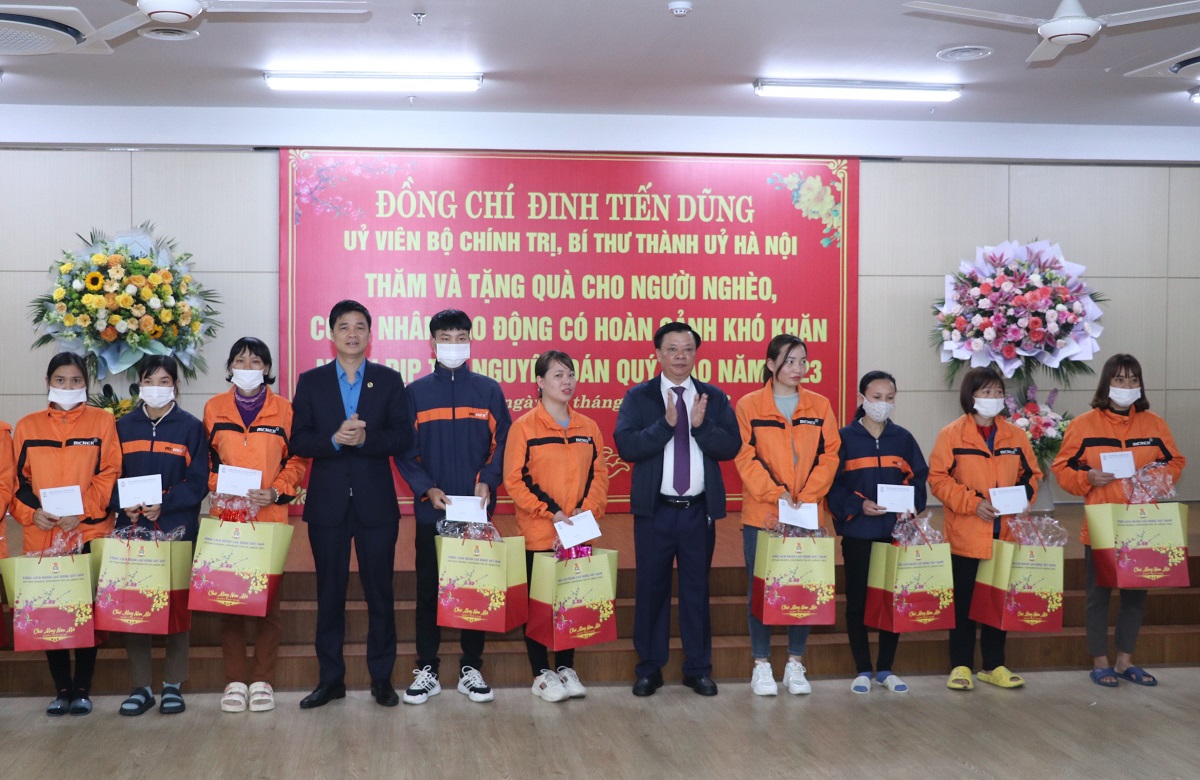Tặng quà Tết cho công nhân tại Ninh Bình - Ảnh 1.