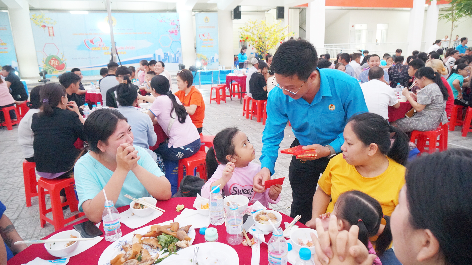 SẺ CHIA BẰNG CẢ TẤM LÒNG (*): Xa quê vẫn thấy ấm áp