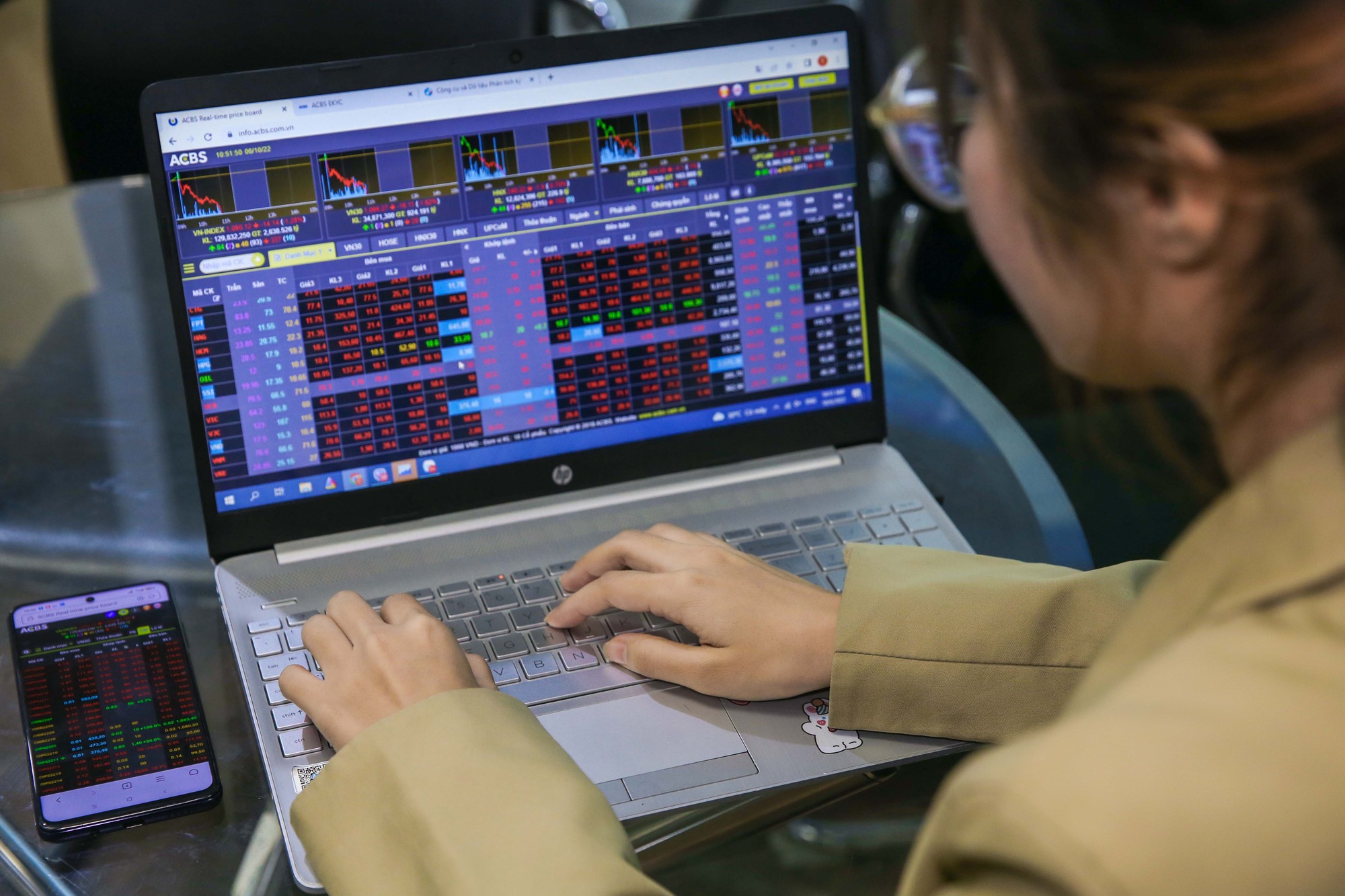 Cổ phiếu hôm nay 10-1: VN-Index rung lắc quanh mốc tham chiếu