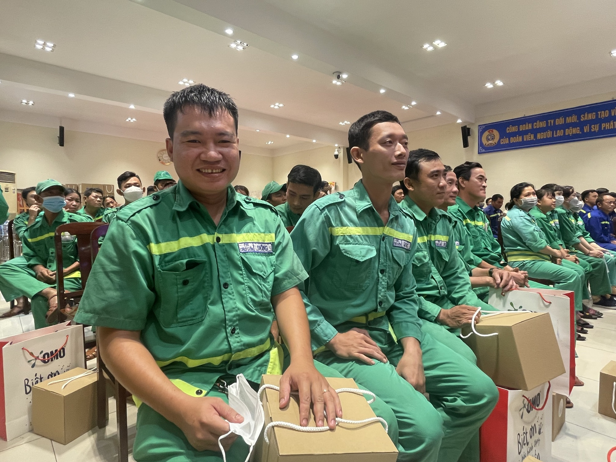 Niềm vui bất ngờ đến với hàng trăm công nhân vệ sinh vào ngày 10-1 - Ảnh 3.