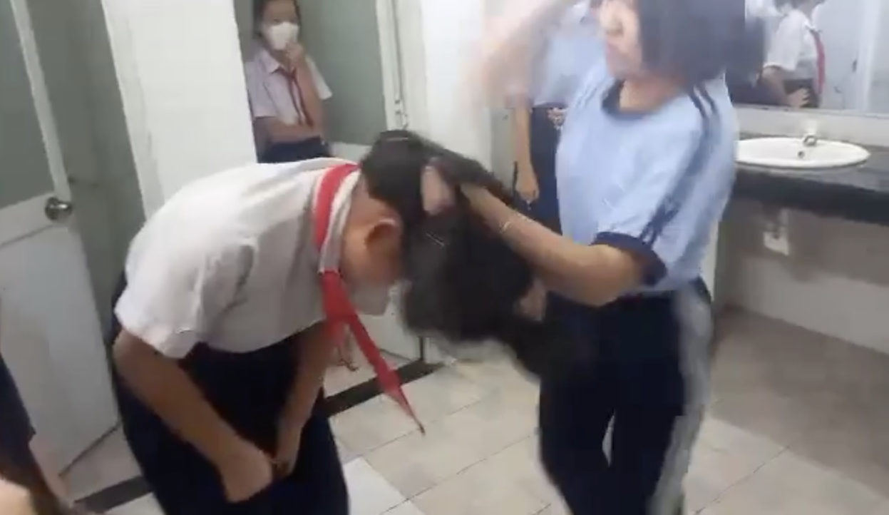 Clip nữ sinh ở TP HCM bị đánh gây bão mạng