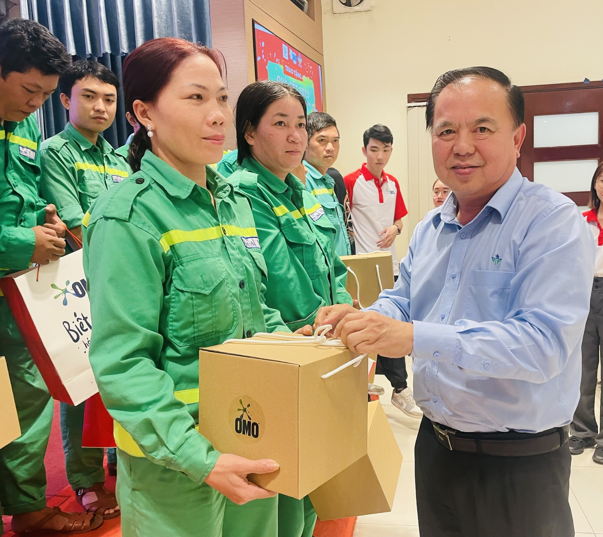 Niềm vui bất ngờ đến với hàng trăm công nhân vệ sinh vào ngày 10-1