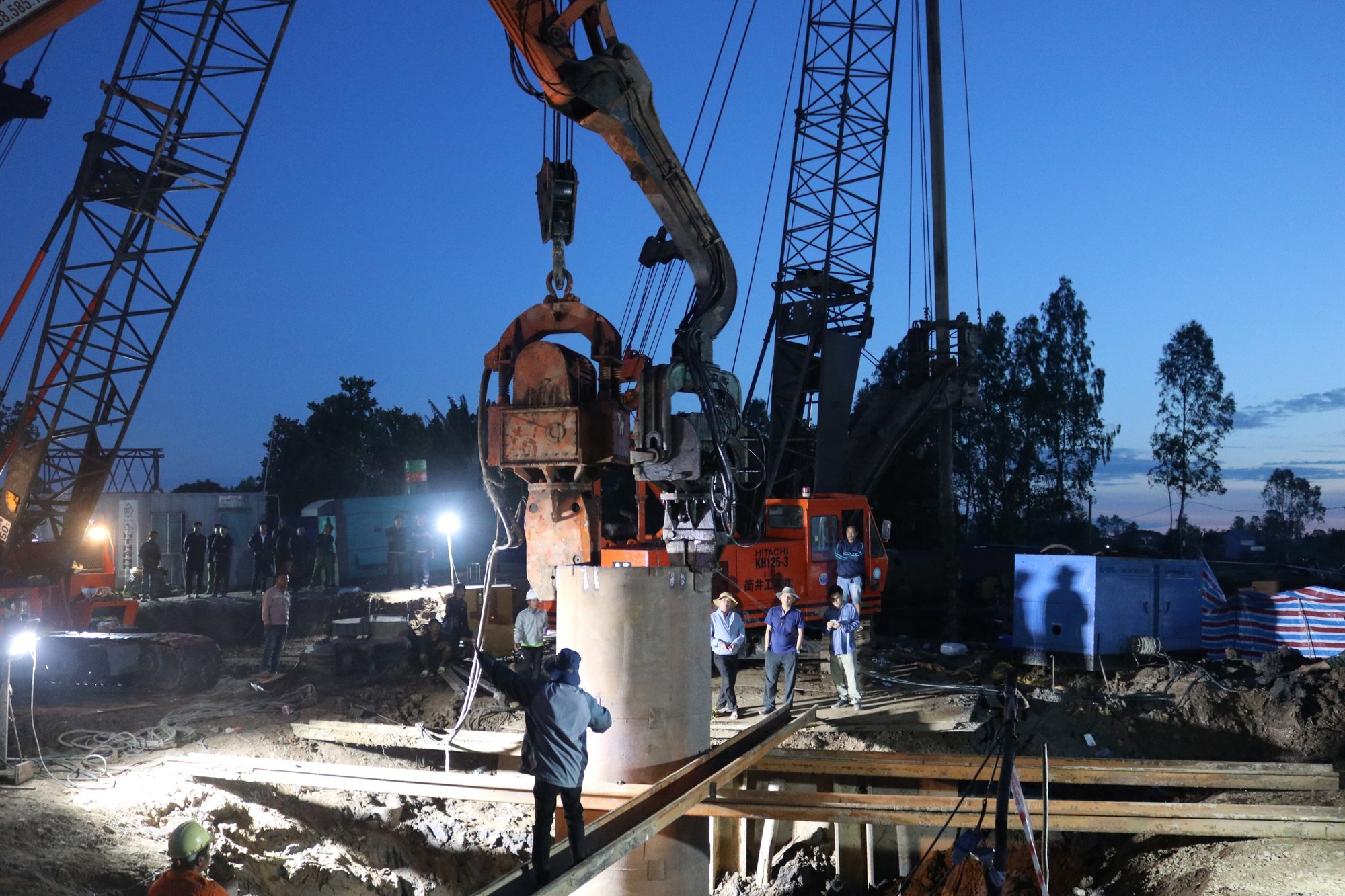 CHÙM ẢNH: 11 ngày đêm nỗ lực đưa bé trai lọt vào trụ bê-tông sâu 35m lên mặt đất - Ảnh 2.