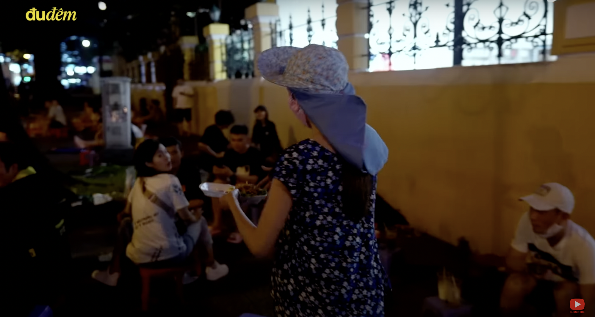 Hoa hậu Th&ugrave;y Ti&ecirc;n mặc đồ bộ, tất tả b&aacute;n kh&ocirc; mực ở Nh&agrave; thờ Đức B&agrave; - Ảnh 4.