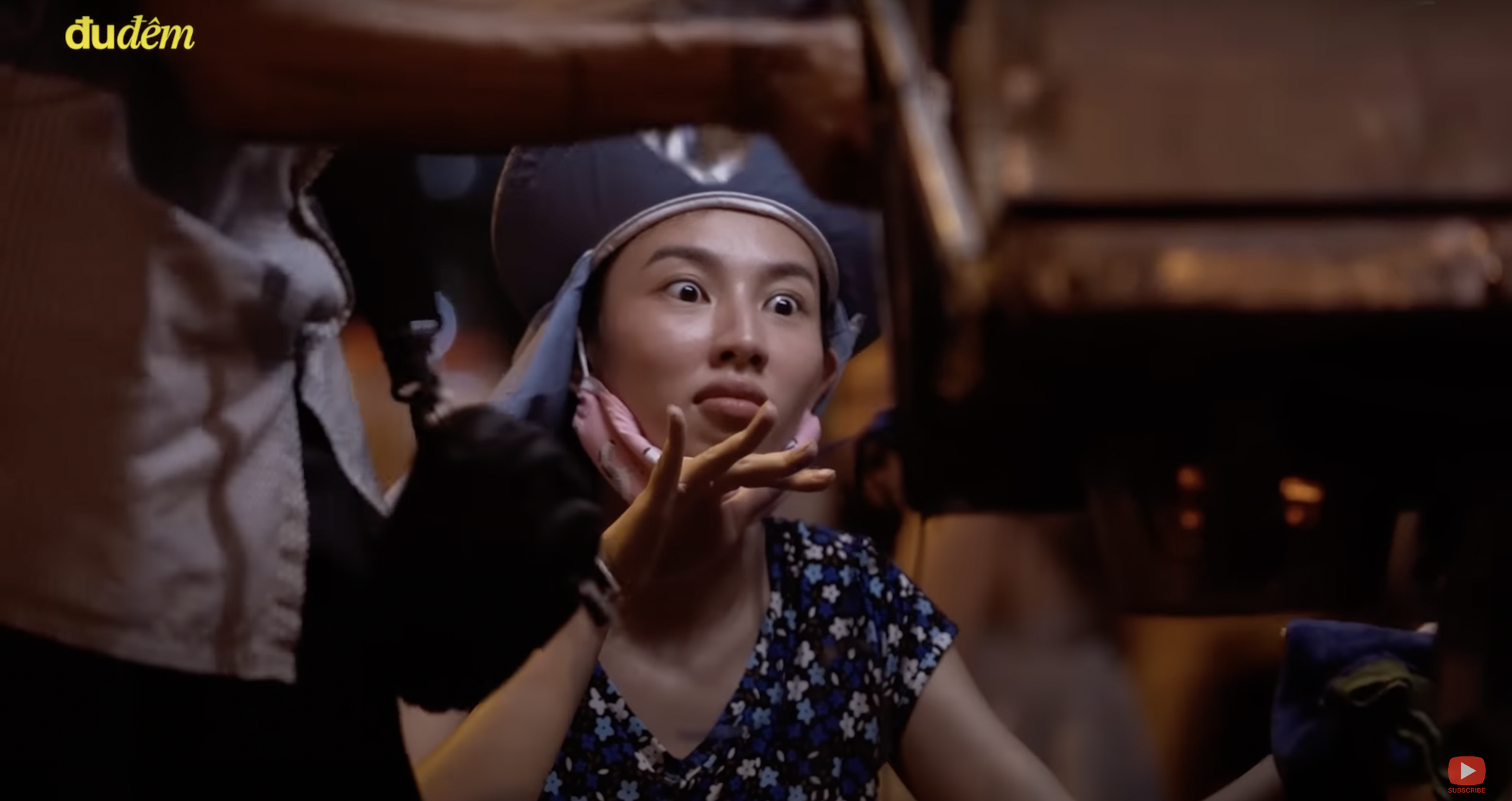 Hoa hậu Thùy Tiên mặc đồ bộ, tất tả bán khô mực ở Nhà thờ Đức Bà