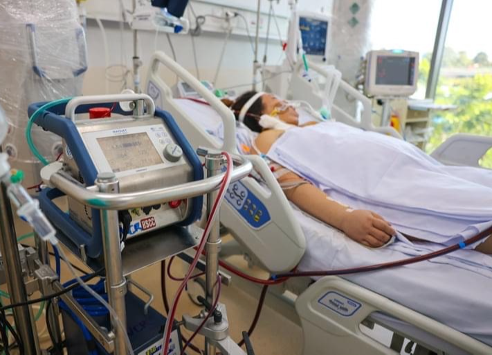 Dịch COVID-19 hôm nay: Số ca nhiễm mới gấp đôi người khỏi bệnh