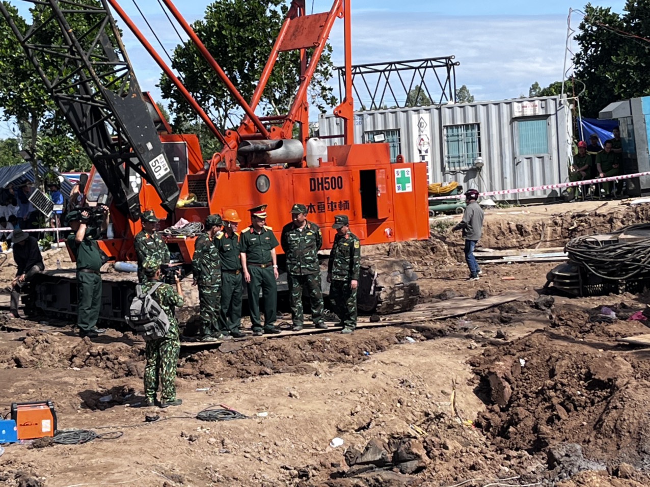 CHÙM ẢNH: 11 ngày đêm nỗ lực đưa bé trai lọt vào trụ bê-tông sâu 35m lên mặt đất - Ảnh 5.