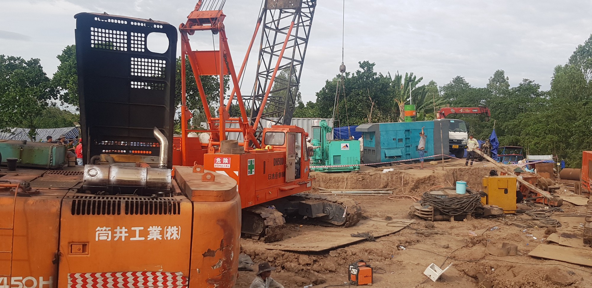 CHÙM ẢNH: 11 ngày đêm nỗ lực đưa bé trai lọt vào trụ bê-tông sâu 35m lên mặt đất - Ảnh 8.