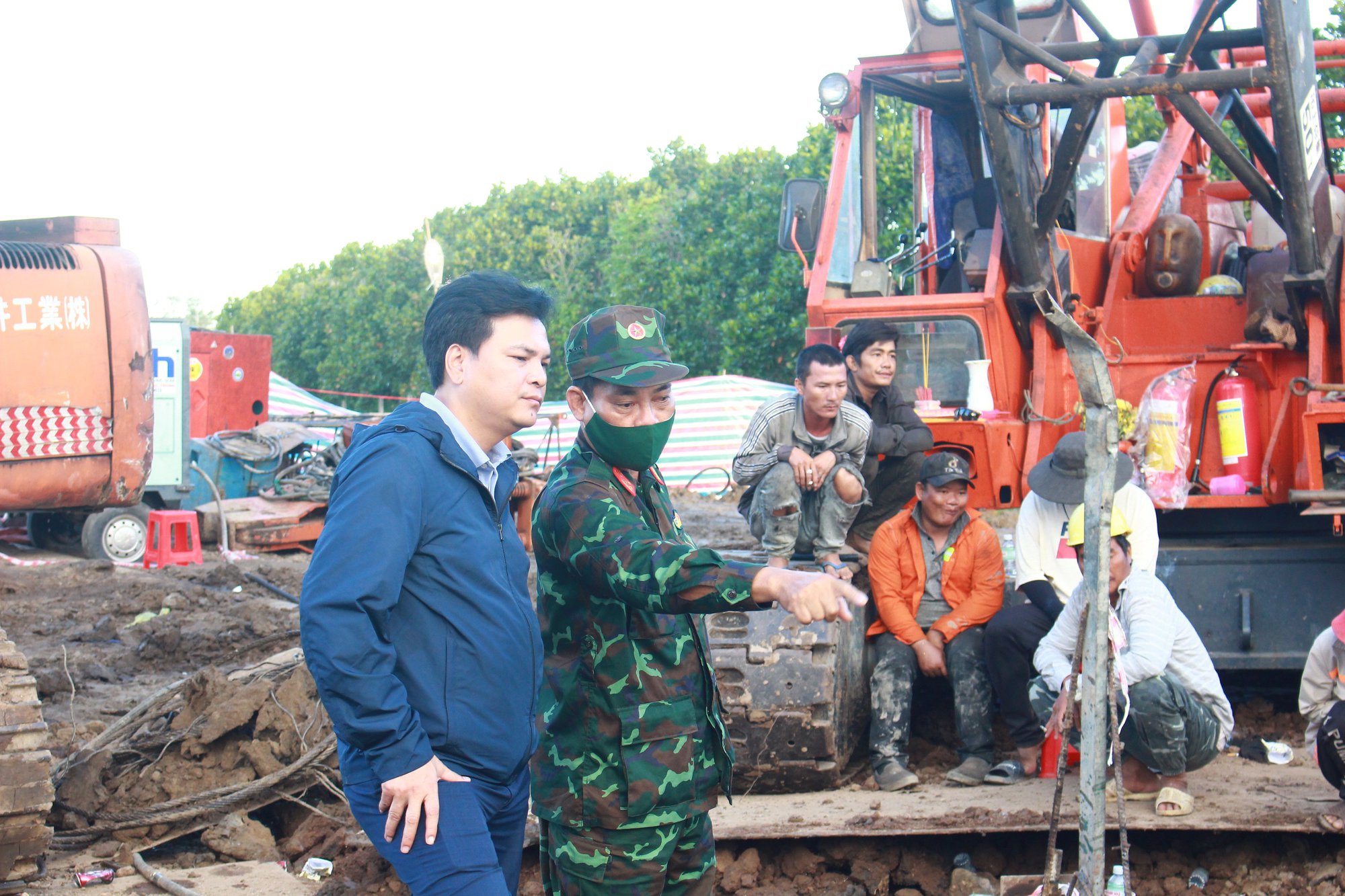 CHÙM ẢNH: 11 ngày đêm nỗ lực đưa bé trai lọt vào trụ bê-tông sâu 35m lên mặt đất - Ảnh 11.